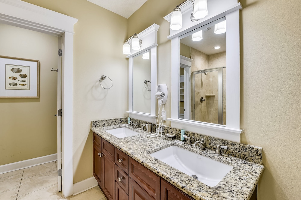 Grand Panama Beach Resort by Book That Condo