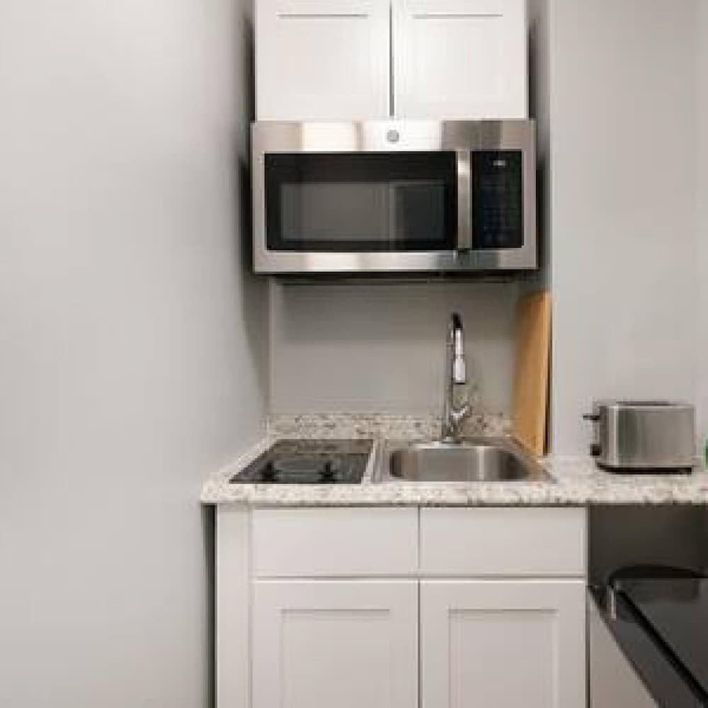 73-201 New 1BR 1bth UWS Doorman Gym