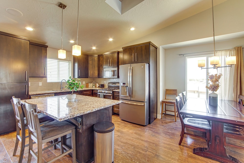 Panoramic Views: Spacious Home in Cedar City!