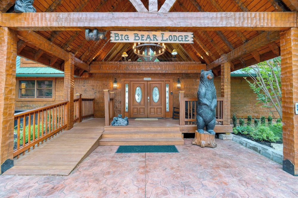 Big Bear Lodge by Avantstay Smoky Mountain Views, Hot Tub, Theater & Game Room