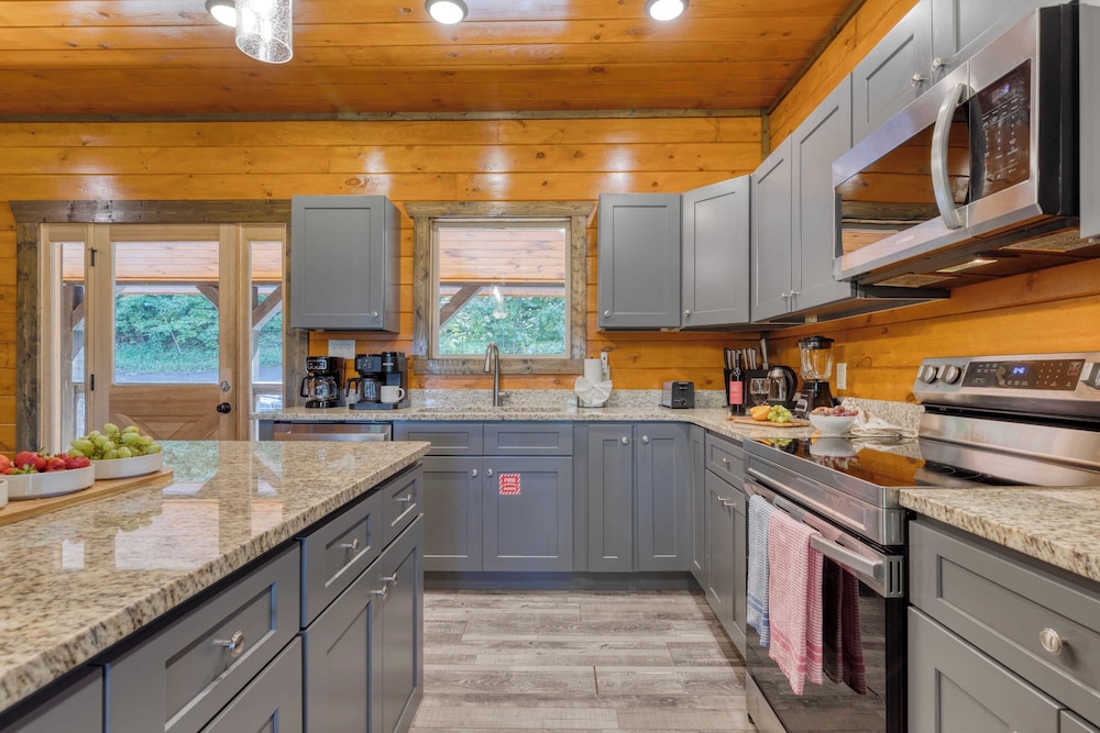 Indoor Pool, Theater, Hot Tub & Mountain Views Near Dollywood Crimson Crest by Avantstay