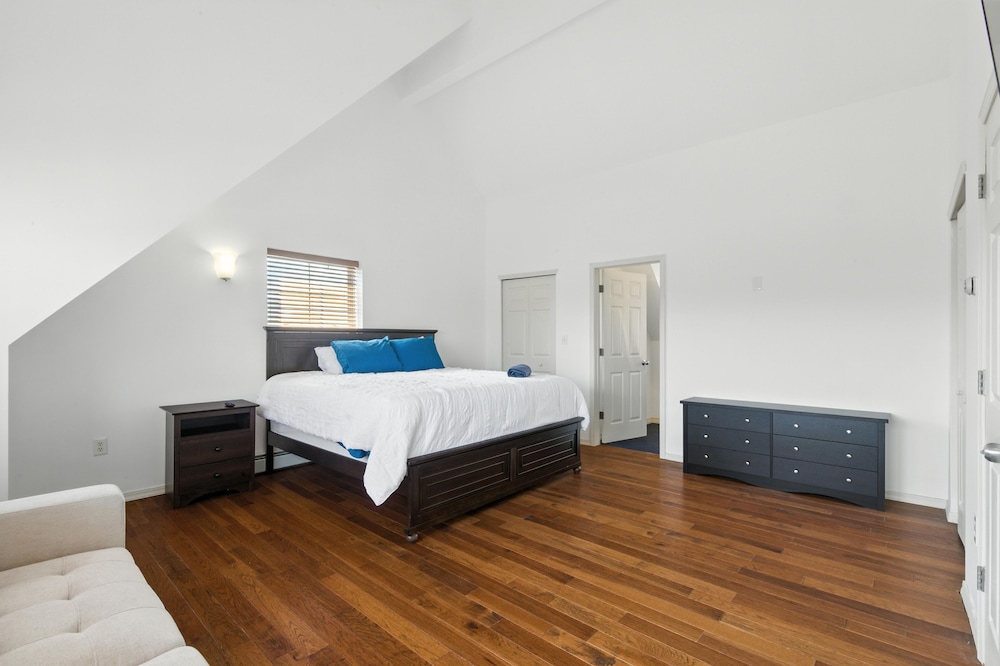 Stylish 3br Retreat Walk To Beach & Boardwalk 3 Bedroom Home