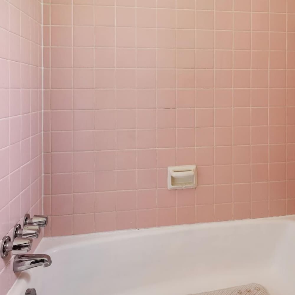 Comfortable Room for 4 w/ Private Bath & Wi-fi!