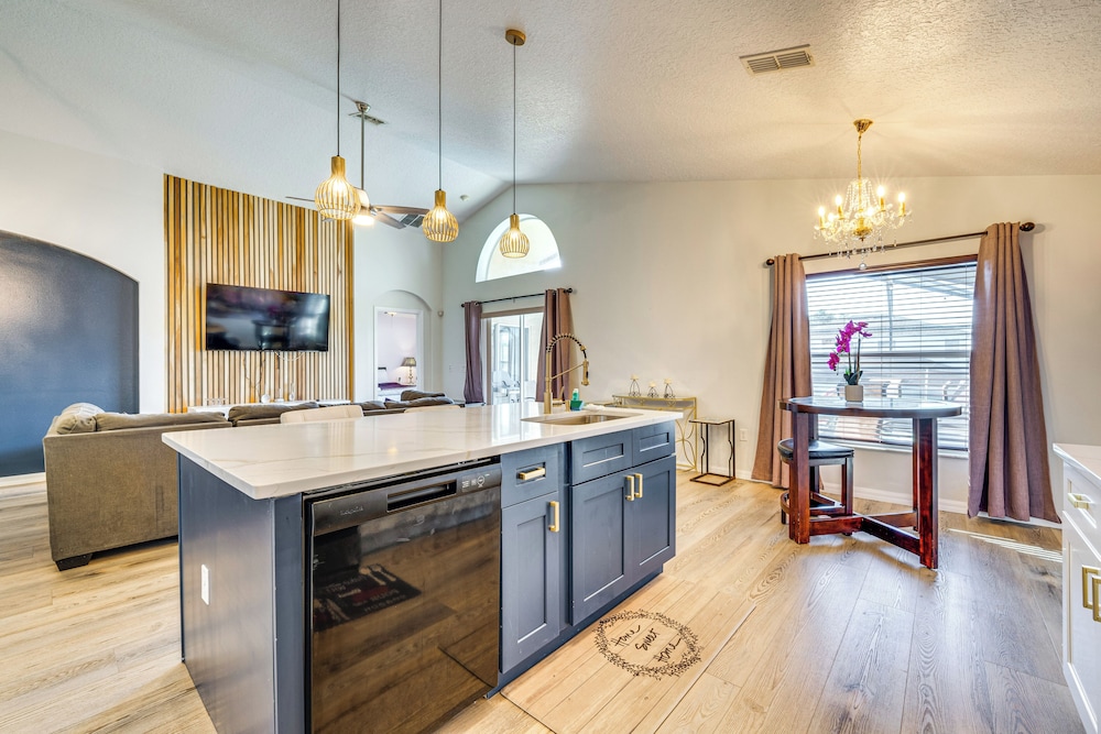 10 Mi to Disney: Family Retreat w/ Game Room!