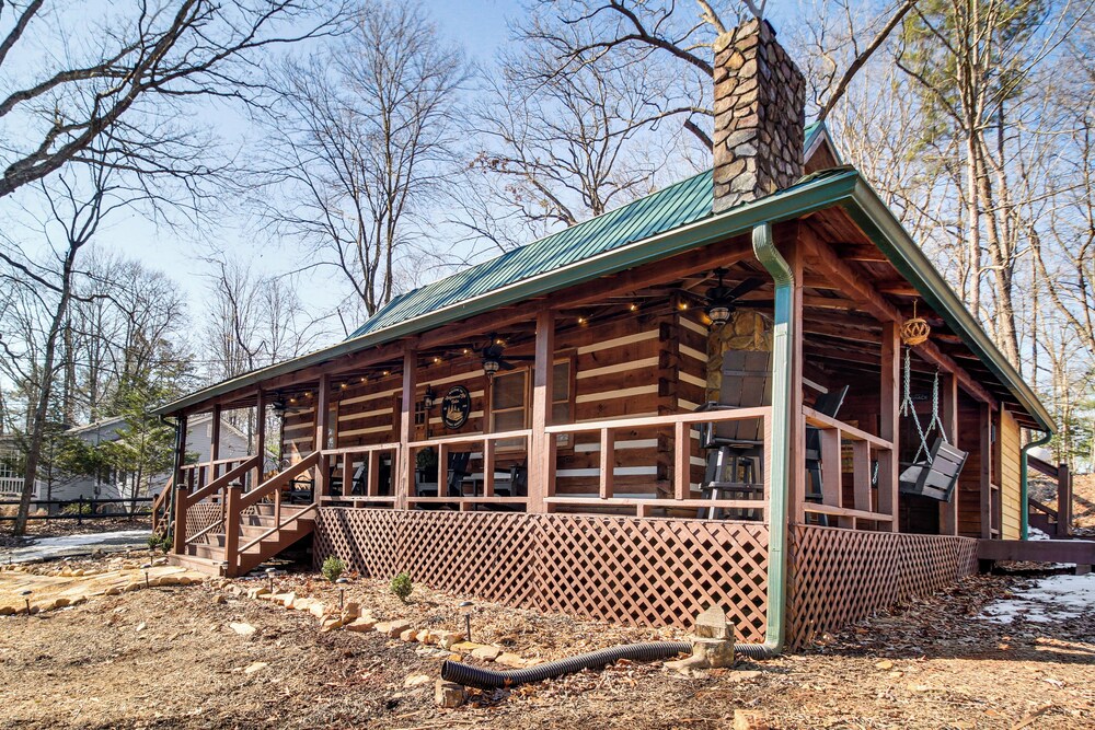 3 Mi to Dtwn Ellijay: Tree-lined Cabin w/ Deck!