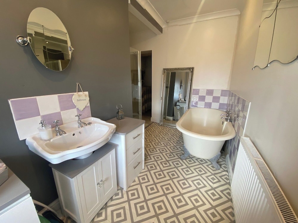 Welsh Retreat With Stunning Views, Sleeps Upto 4