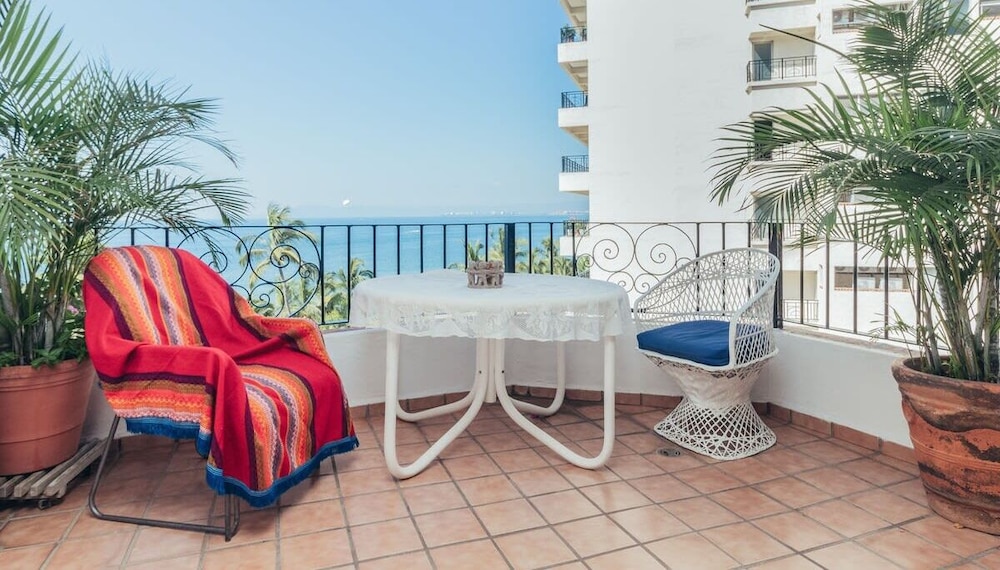 Ocean View 2Br Condo-balcony-beach-pool - 604