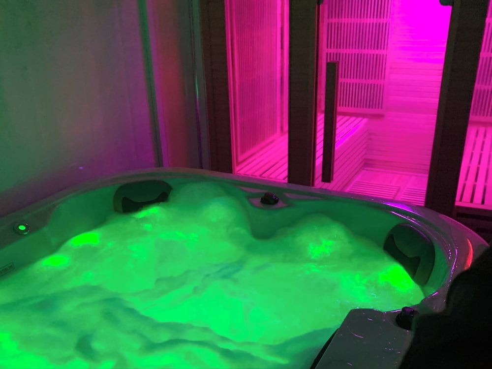 Cozy Hideaway With Hot Tub & Sauna Sleeps 7