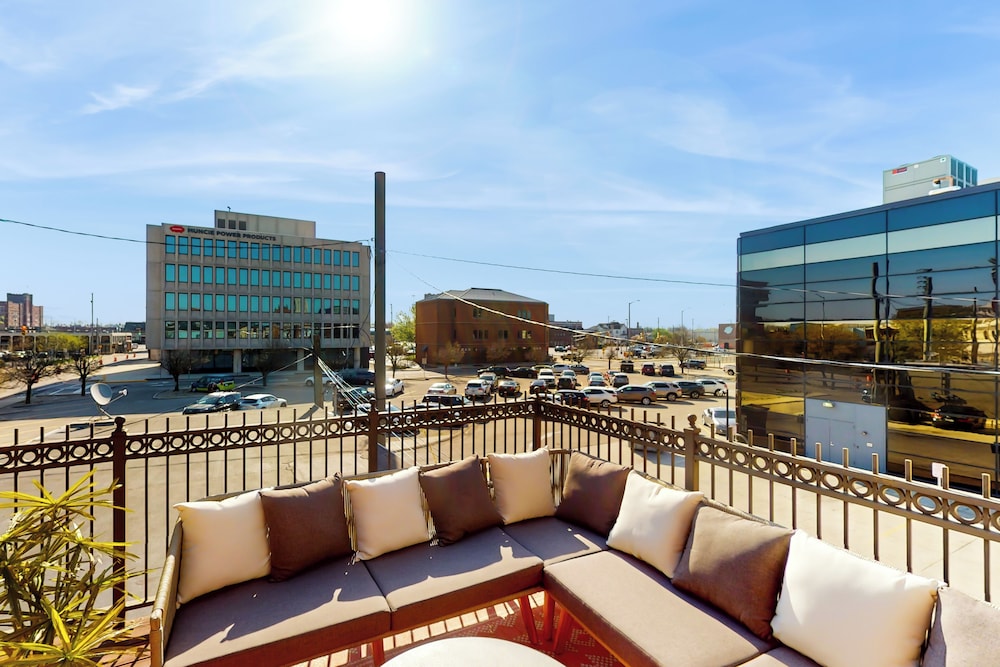 2BR Updated Dtwn Condo: Streaming, Patio, W & D