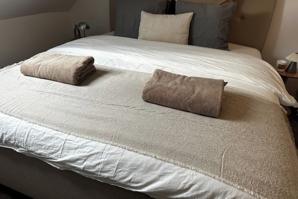 Modern 1BR plus LR Apt Near Gravensteen