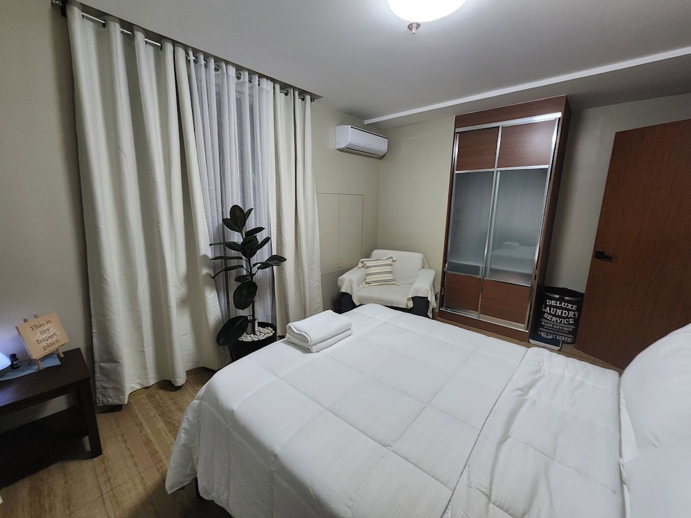 Cozy 1BR Condo in Mandaluyong City With City Skyline View