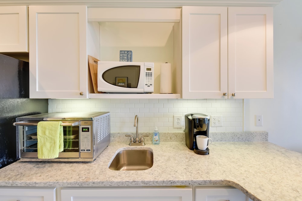 Walkable Condo w/ Pool Btwn Rosemary & Alys Beach!