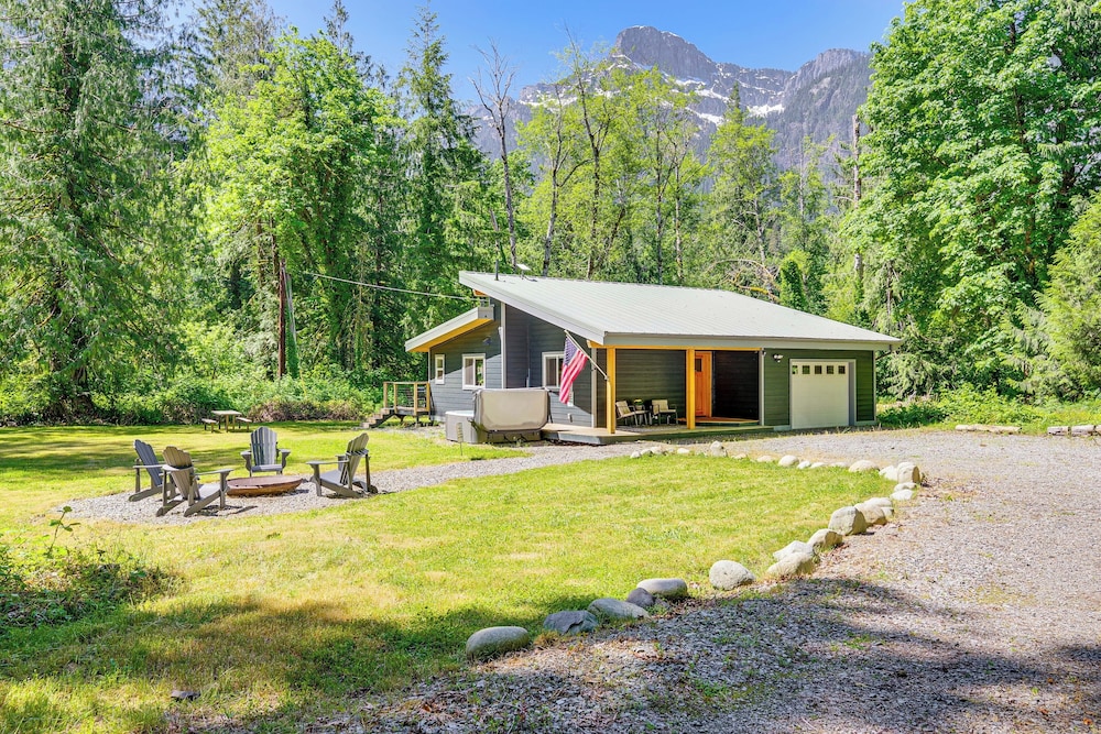 Deck, Hot Tub & Views: Sleek Getaway in Index!