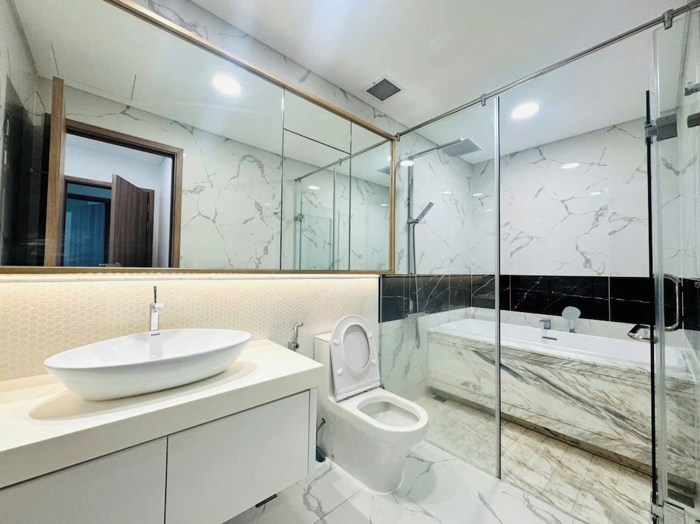 Skyway White & Silver Riverside Resident - Binh Thanh, HCM