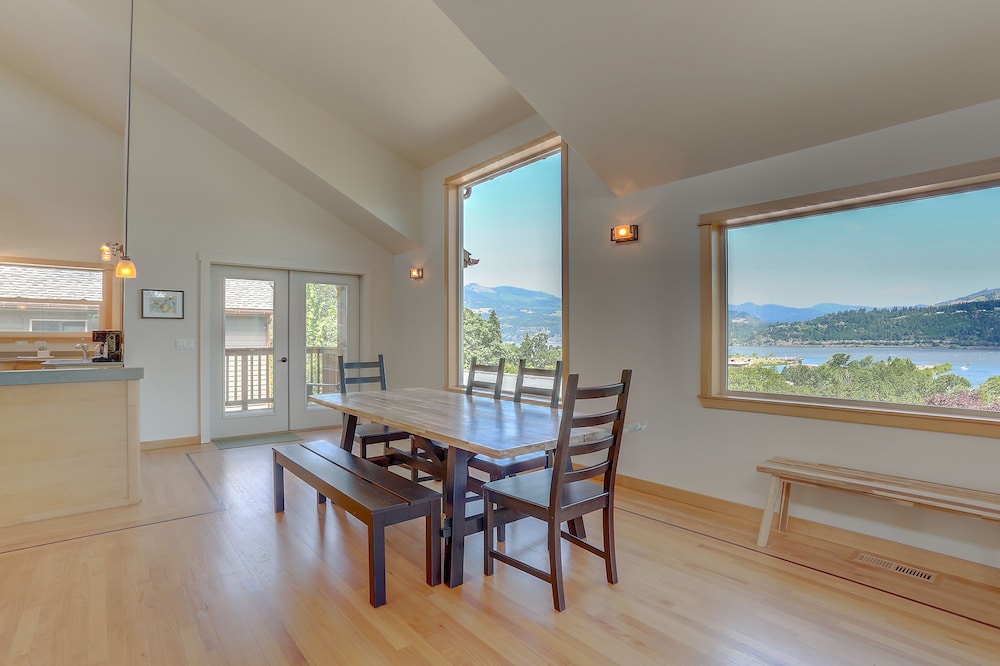 Hutson's Bridgeview **30 Day Minimum** 4 Bedroom Home by RedAwning