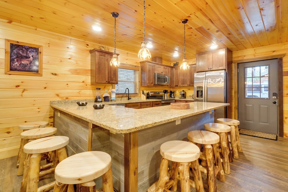 12 Mi to Gsmnp: Cabin w/ Game Room in Sevierville
