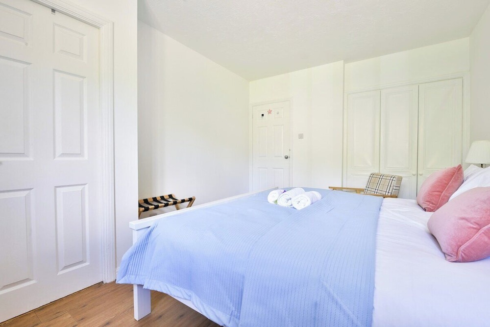 Homely 5 Bed House - 15 Mins to Cardiff City
