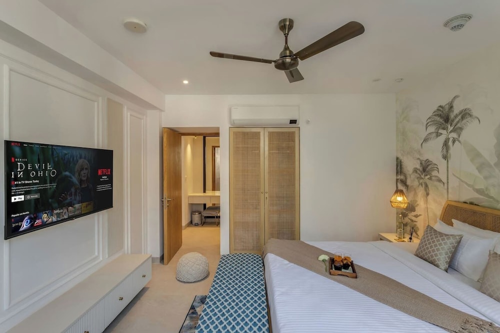 Hidden Gem Luxe Suite w Pool View - 1km to Beach