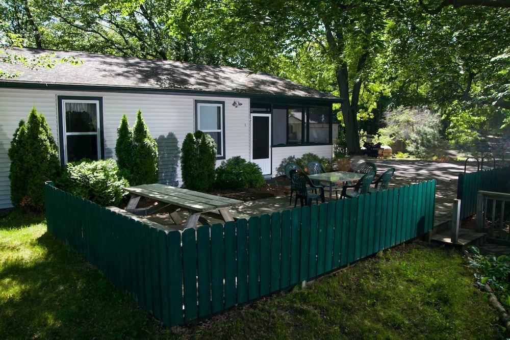 Goshorn Lake Cottages