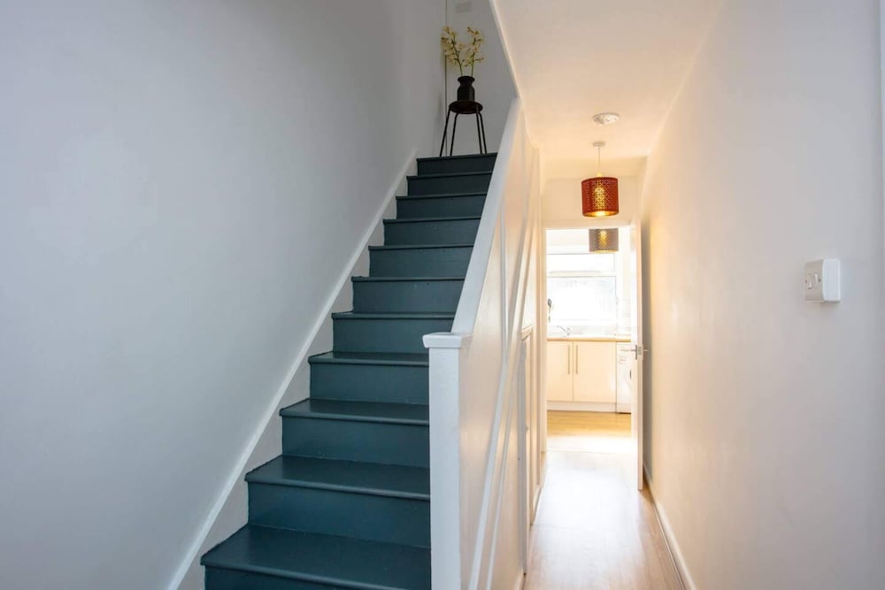Stylish 4BD House With Private Garden - Stratford