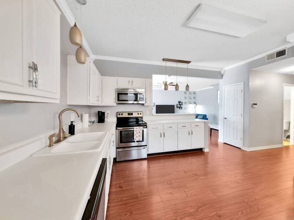 Frisco Castle 3BR Garage Parking Gated Backyard