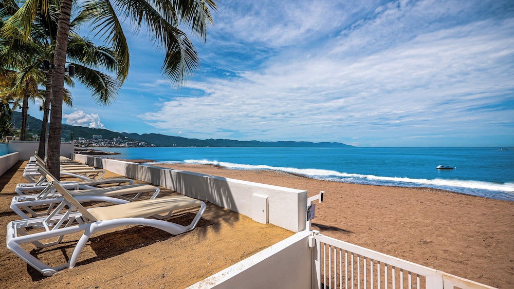 Beachfront 2BR - Pools & Balcony Views