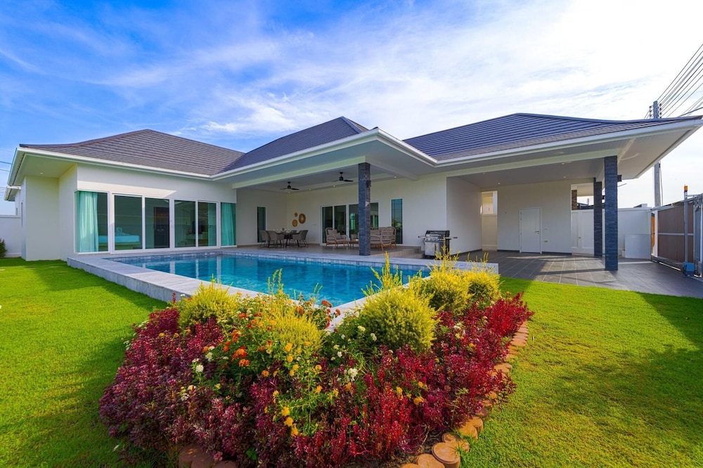 Modern 3 Bedroom Villa AS1