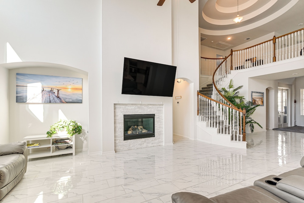 Games, Films & Outdoor Fun: Luxe Home in La Marque