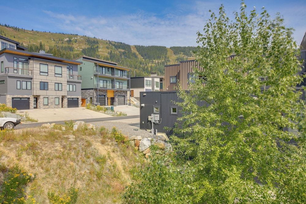 Walk to Schweitzer Village: Mountain-view Home