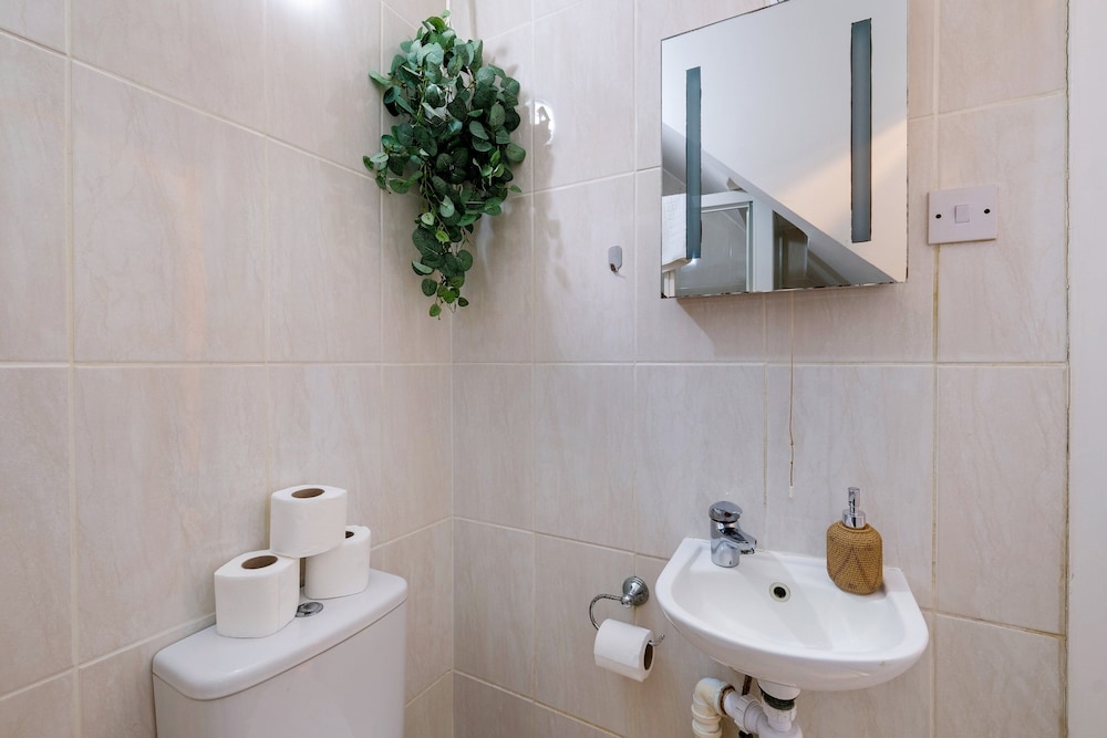 Modern 4 Bedroom Hse Garden in Feltham