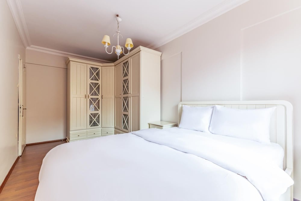 Chic Flat With Balcony Near Subway and Marmaray