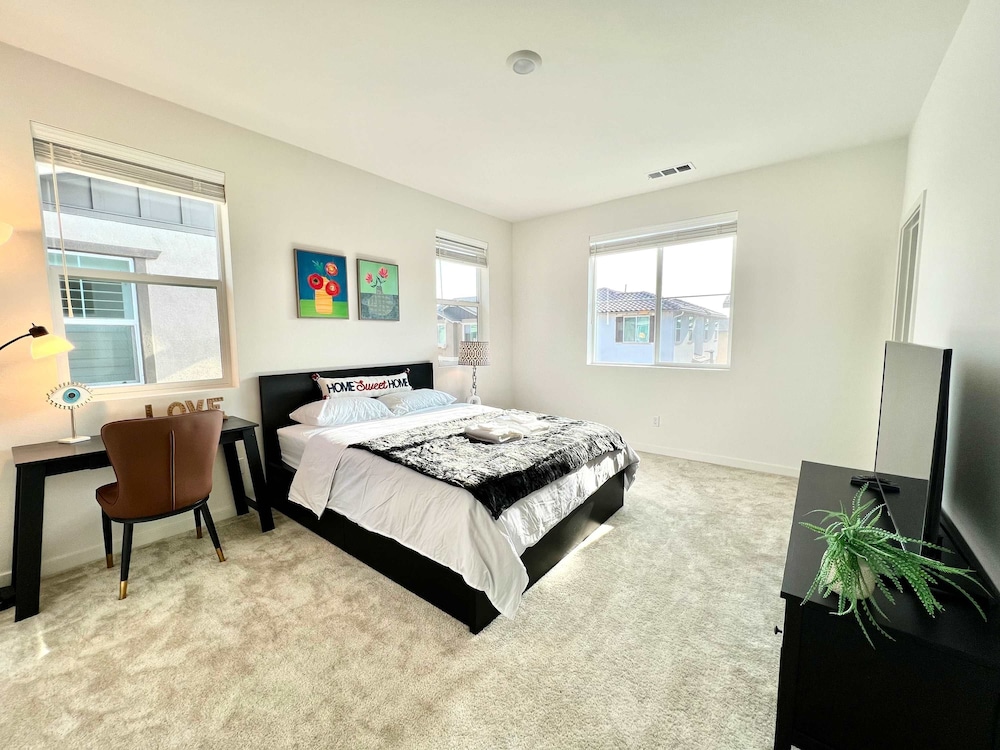 Sunny Stylish Near LA 4BR Home w Desks Lounge