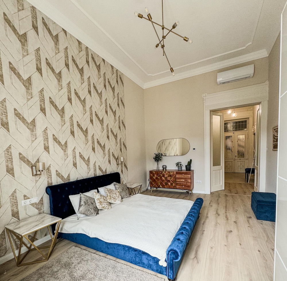 Luxury 3BR Apartment Near Basilica & Parliament