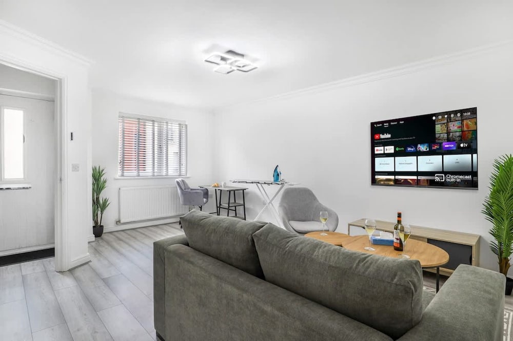 Fast Wi-fi Free Parking 10 Mins to City Centre