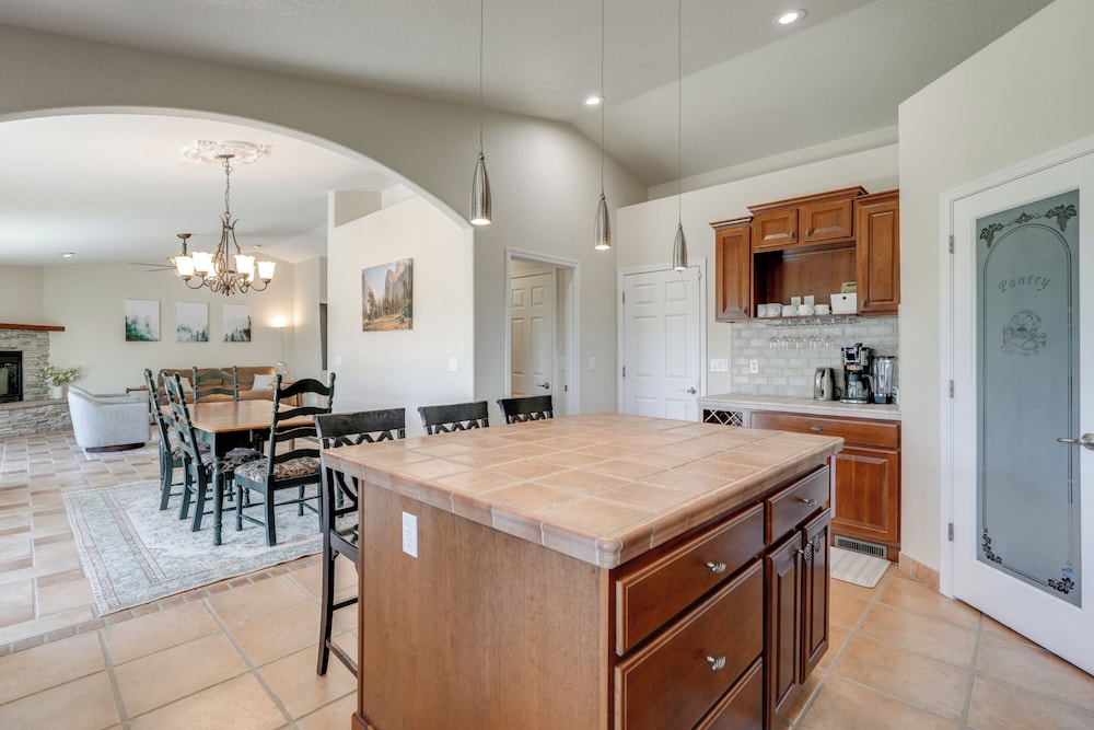 Hot Tub + Game Room: Family Retreat in Groveland!
