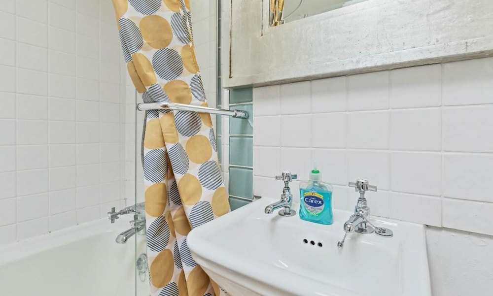 Pebble Mews House - Sleeps 6 to 8 Guests view 4