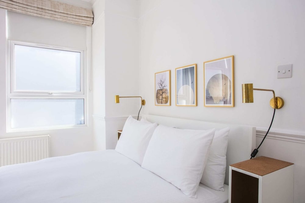 Stylish & Modern 3 Bed Flat in NW London With Garden