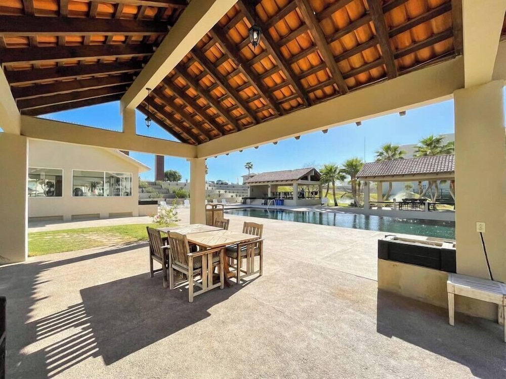 Cozy Condo With Beach Pool Access