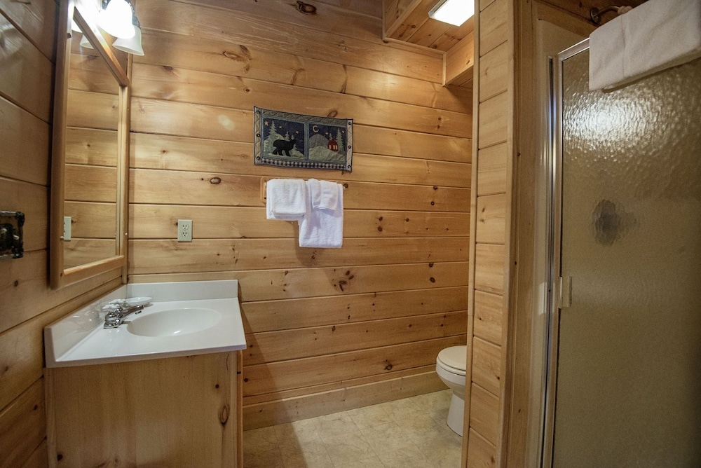 ER246 - The Getaway Great Location - Close To Town! 2 Bedroom Cabin by RedAwning view 5