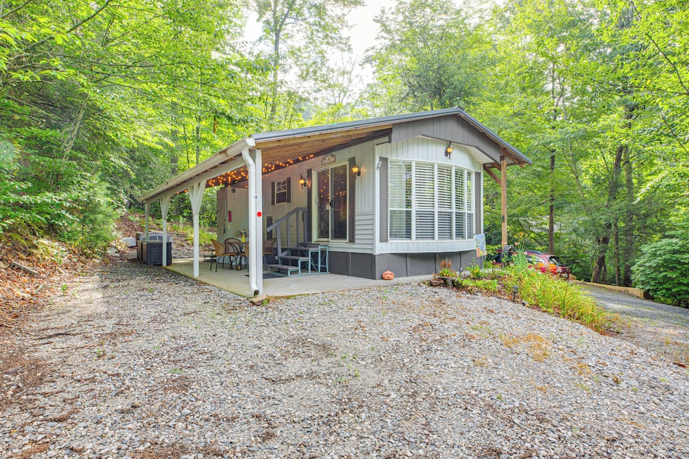 Hike, Swim, Ski & More: Pet-friendly Newland Home!