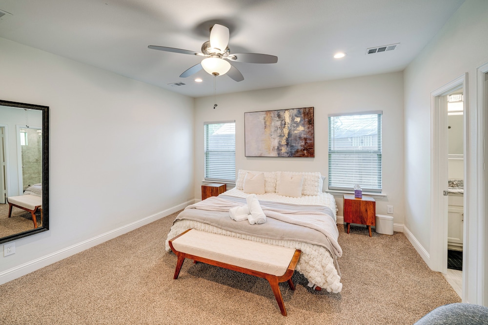 10 Mi to Dtwn Dallas: Chic Home w/ Yard!