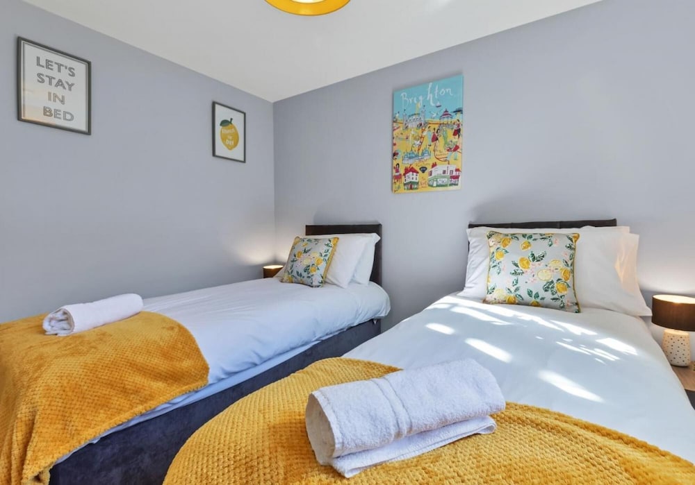 Central Garden View Modern 2 Bedroom 2 Bathroom Apartment Balcony view 3