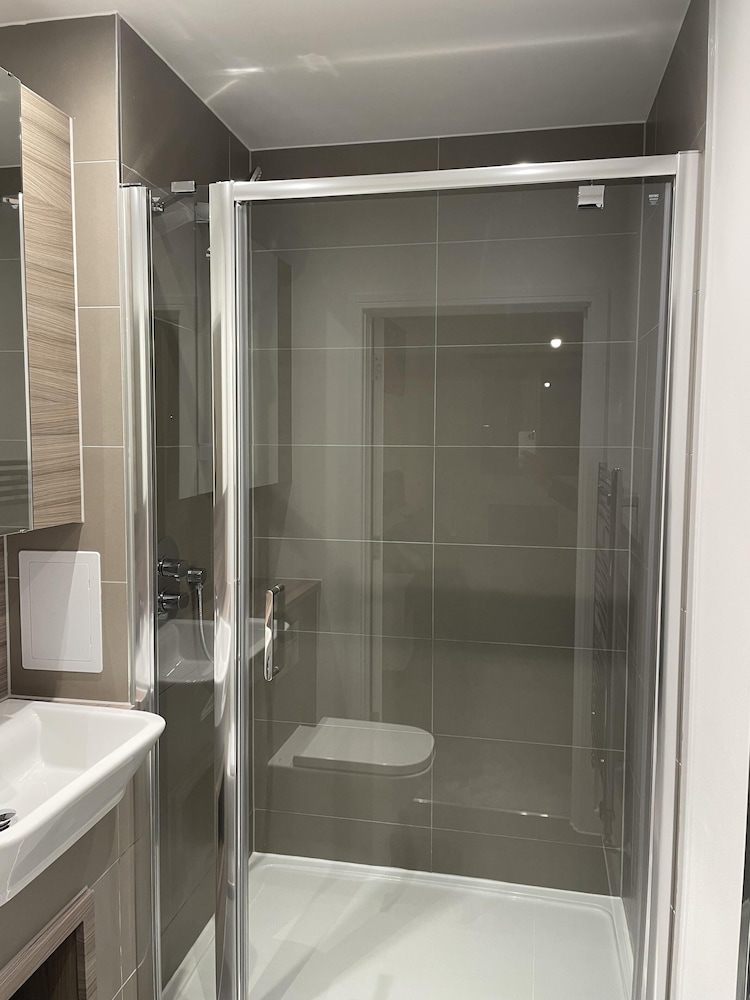 2 Bedroom Luxury Apartment in Barking