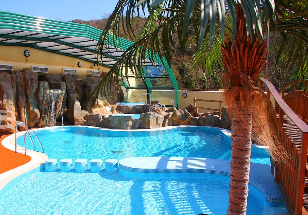 Hotel Cardigan Bay Holiday Park - Image 1