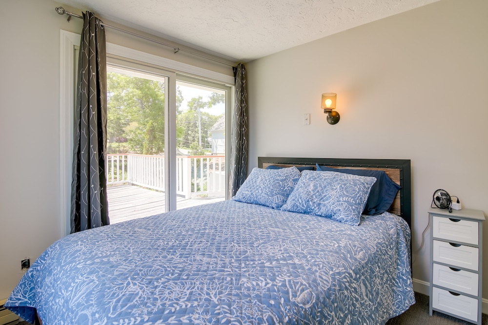 Bayfront Home w/ Deck - 4 Mi to Downtown Plymouth!