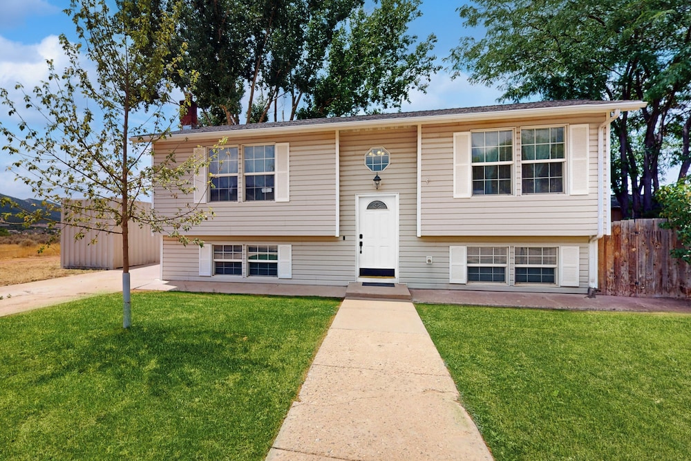 4BR Home w/ W & D, Private Backyard