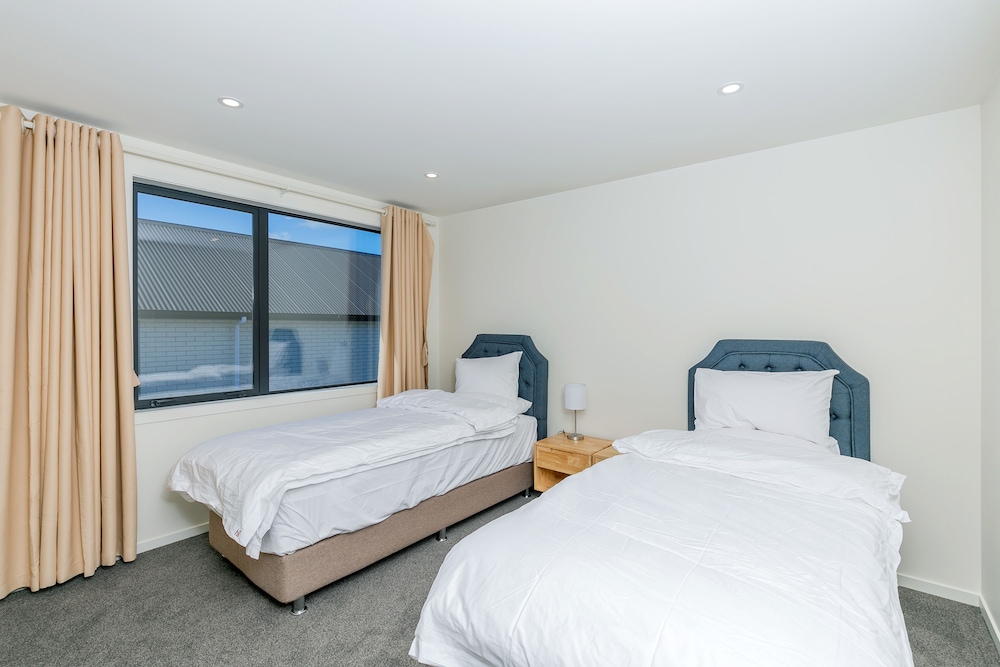 Hero Holiday House L12