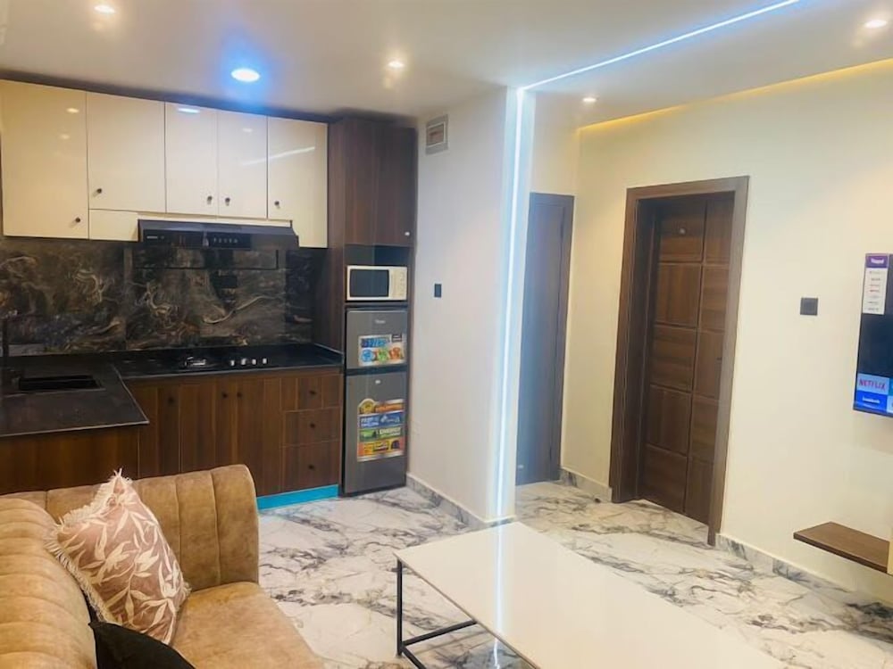 AZ KINGS HOTEL AND APARTMENT