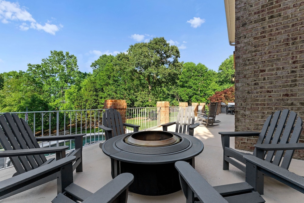 Shoreway Cove by Avantstay Waterfront Pool Dock