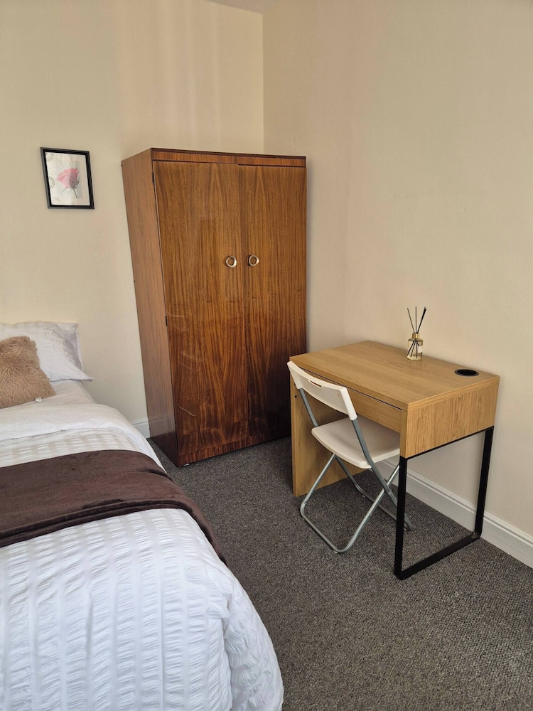Spacious Large 4BR Home Train Station University
